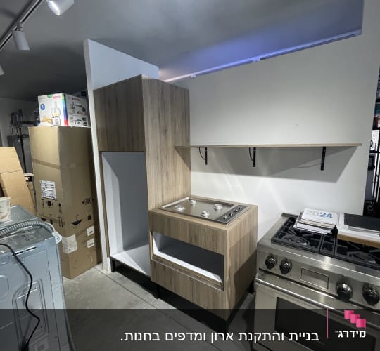 מטבח עם ארונות עץ ותנור גז